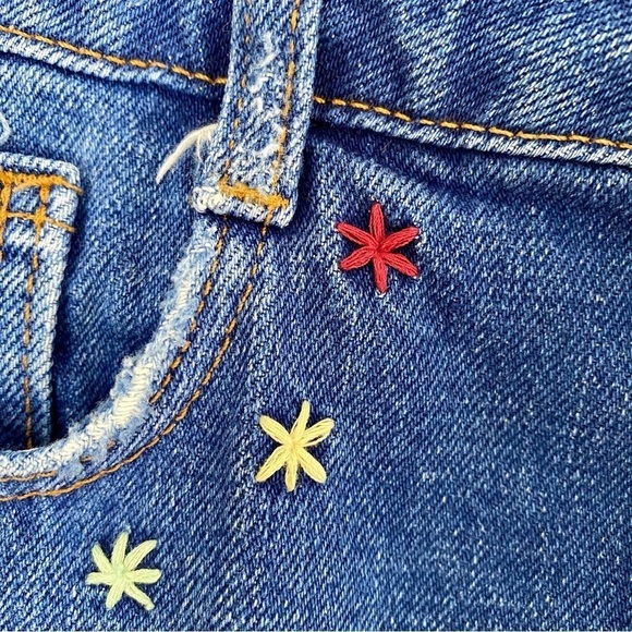 ZARA Embroidered Distressed
Ripped Denim Jean Shorts Frayed Hem, sz 2 - Picture 6 of 15